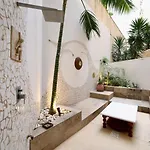 Διαμέρισμα 3 Bed With Outdoor Space On Seafront *