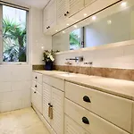3 Bed With Outdoor Space On Seafront Apartamento