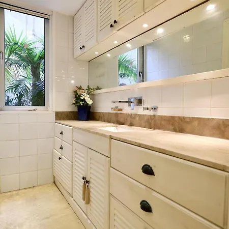 3 Bed With Outdoor Space On Seafront Apartman