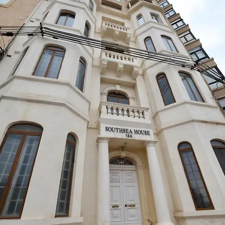 3 Bed With Outdoor Space On Seafront Apartman *